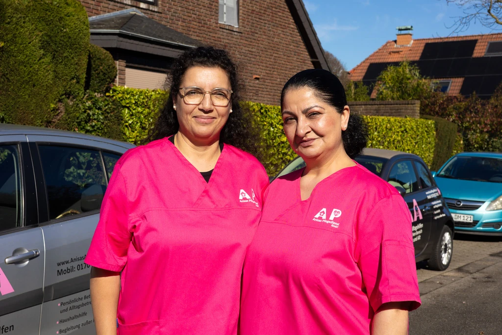 Pflegefachkraft von Anisas Pflegedienst GmbH im Gespräch mit Klientin in Krefeld